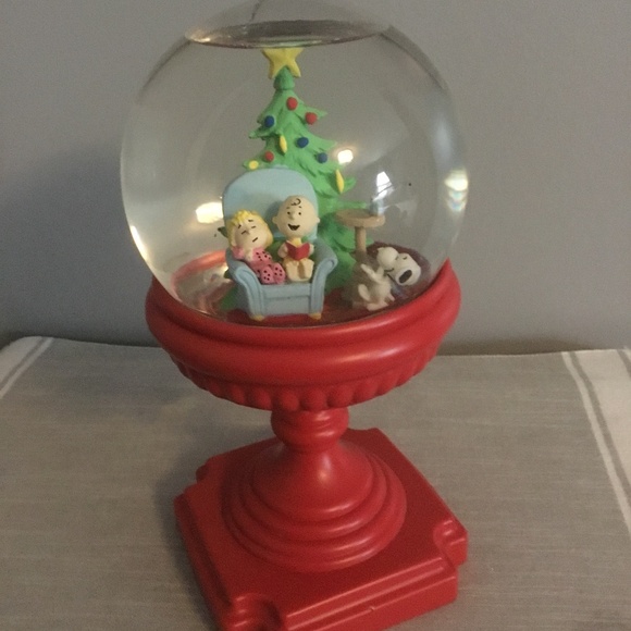 PEANUTS Other - Peanuts Charlie Brown and Lucy Stand up Light Up Musical Snow Globe